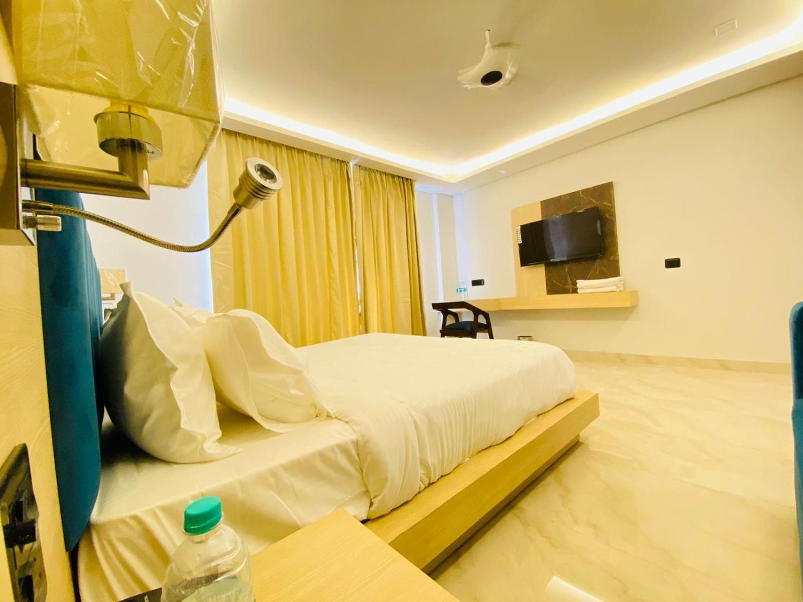 Hotel Holiday Grand Greater Noida Dış mekan fotoğraf