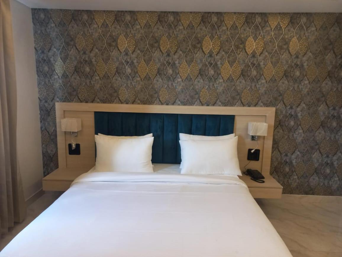 Hotel Holiday Grand Greater Noida Dış mekan fotoğraf